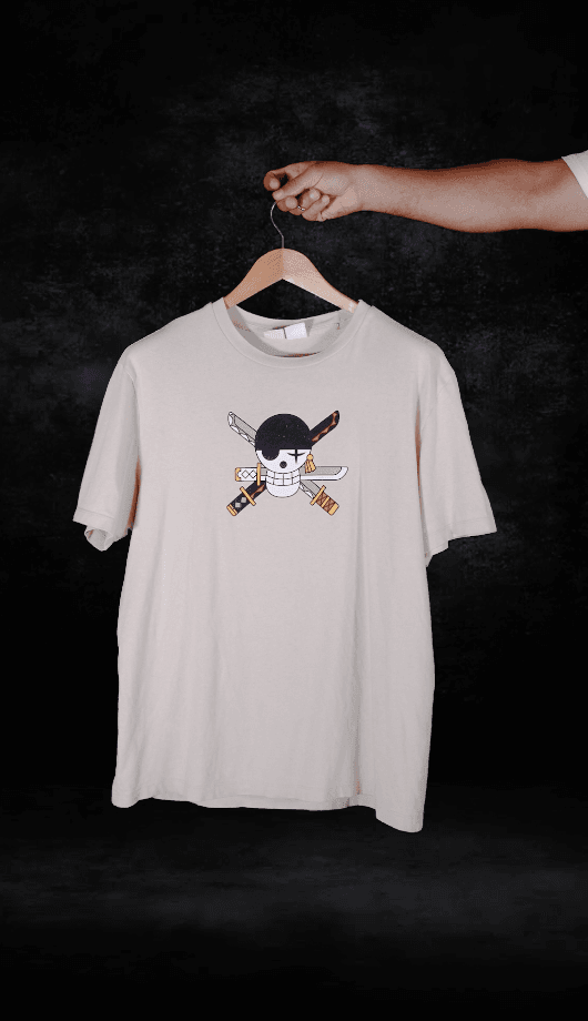 Bershka - One Piece Roronoa Zoro Graphic T-Shirt – Off White