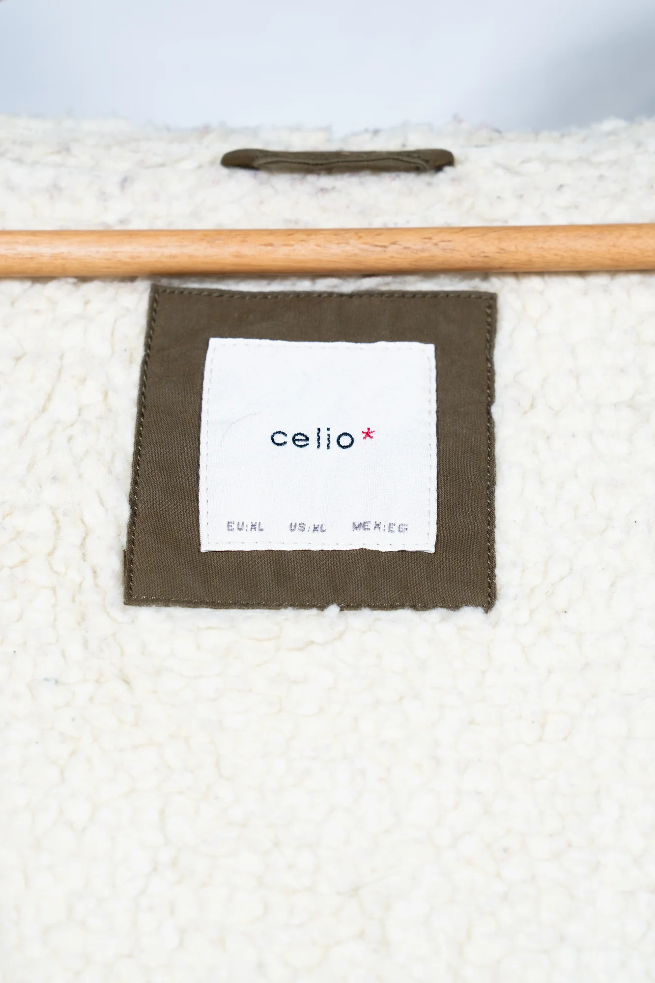 Celio – Olive Green Hooded Jacket with Sherpa Lining - Image 3